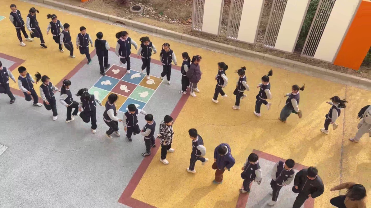 张家港市城南小学：快乐游戏之跳皮筋