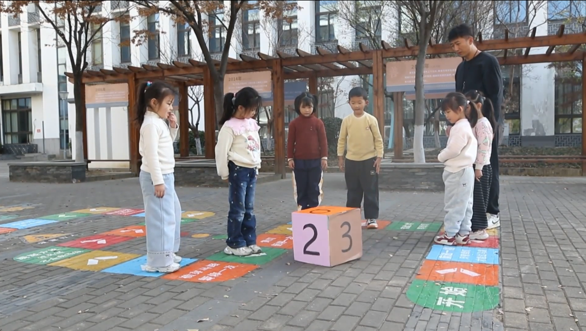 张家港市塘市小学：校园地面趣味运动