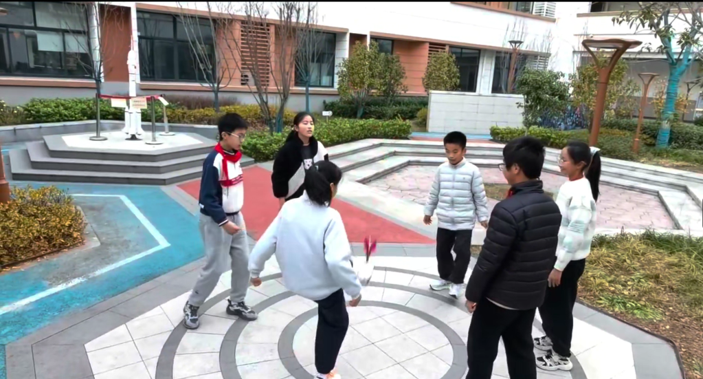 张家港市农联实验小学：体育游戏视频（一毽多玩）