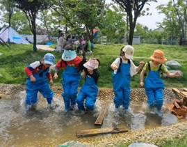 户外活动:踩水池
